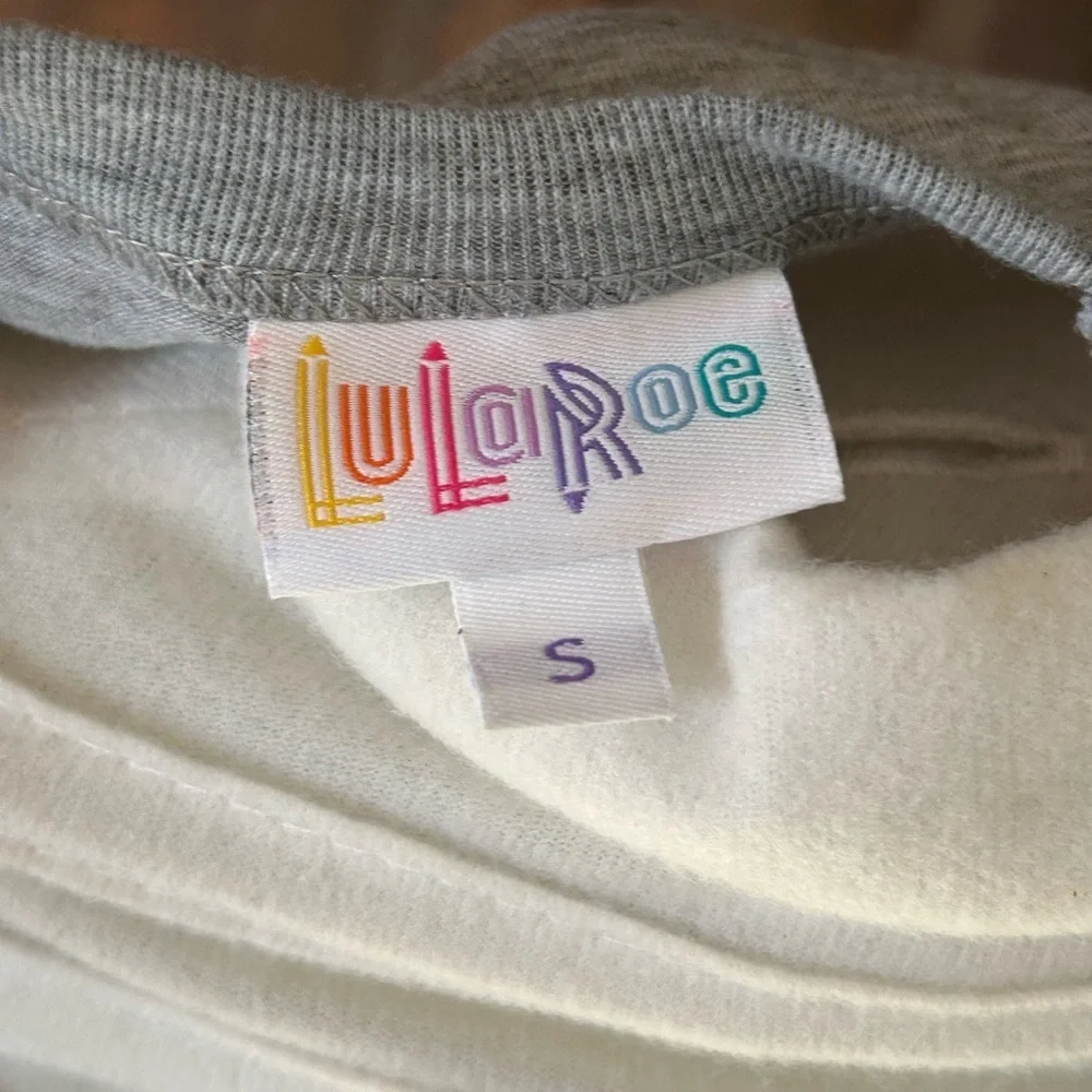☀️NWT-LuLaRoe Randy top -Gray body with Floral Raglan Sleeves-size small - Picture 6 of 6
